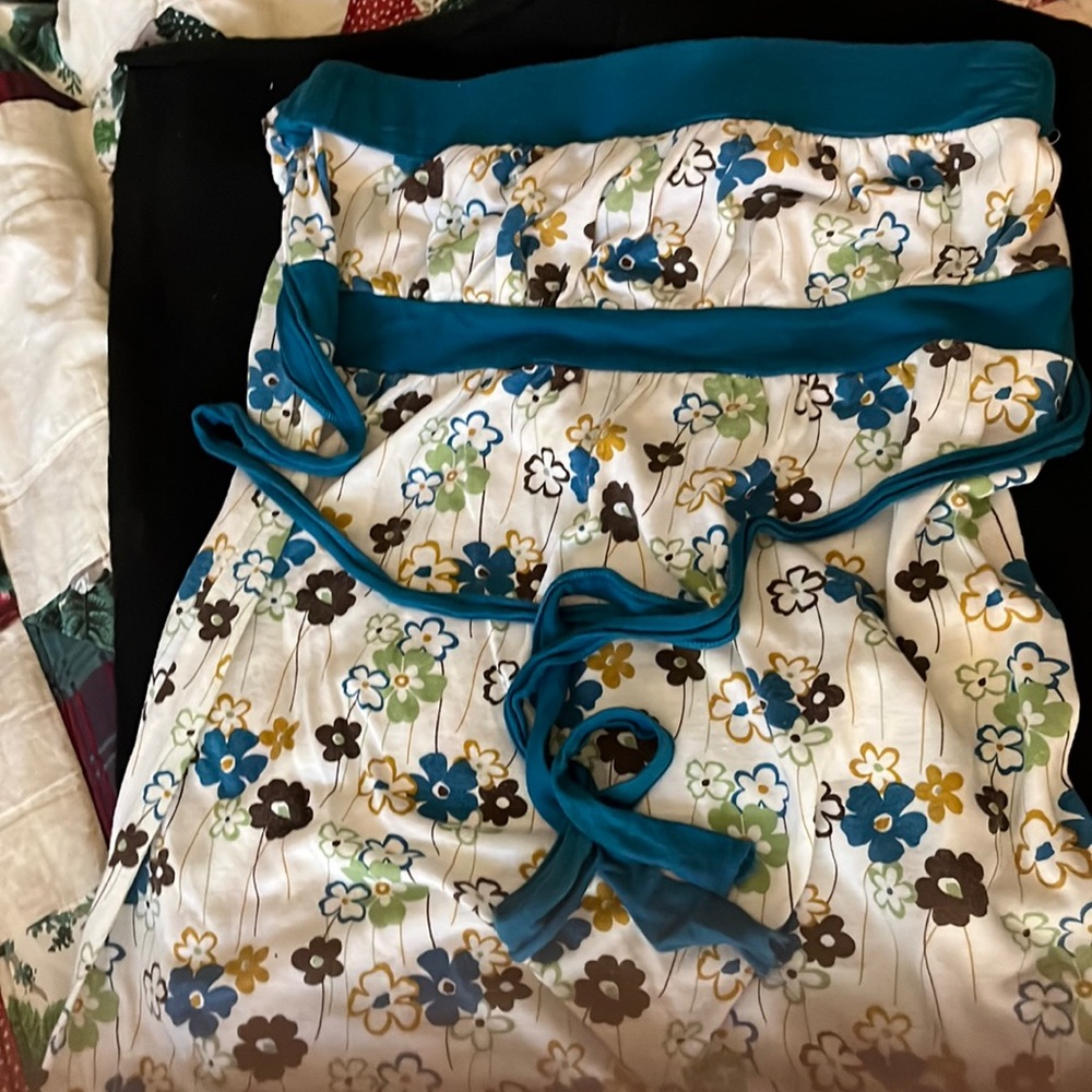 Sleeveless floral top.L